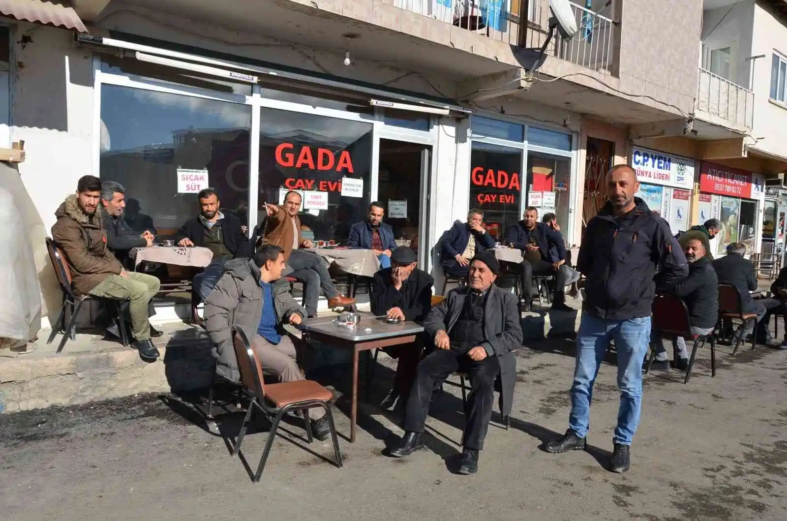 Tercan’da zemheri ayında vatandaşlar güneşli havanın tadını çıkarıyor