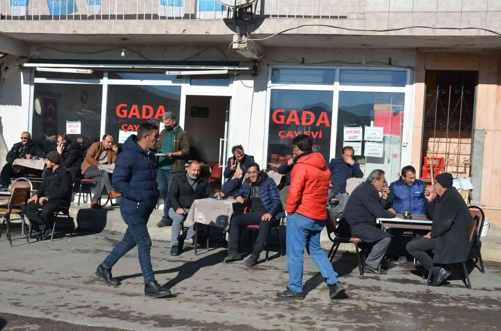 Tercan’da zemheri ayında vatandaşlar güneşli havanın tadını çıkarıyor