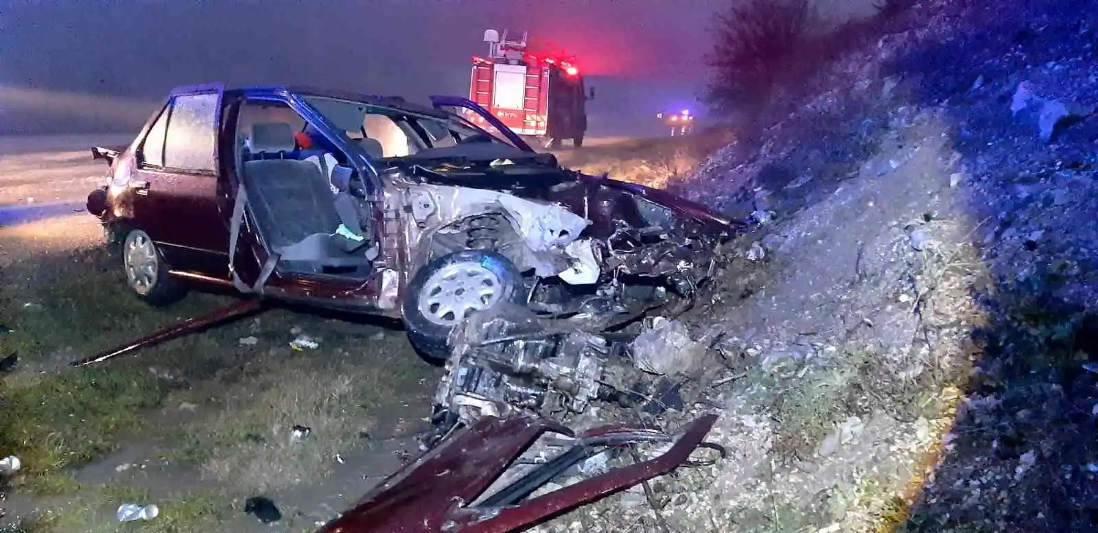 Tır ile otomobil kafa kafaya çarpıştı: 2 yaralı