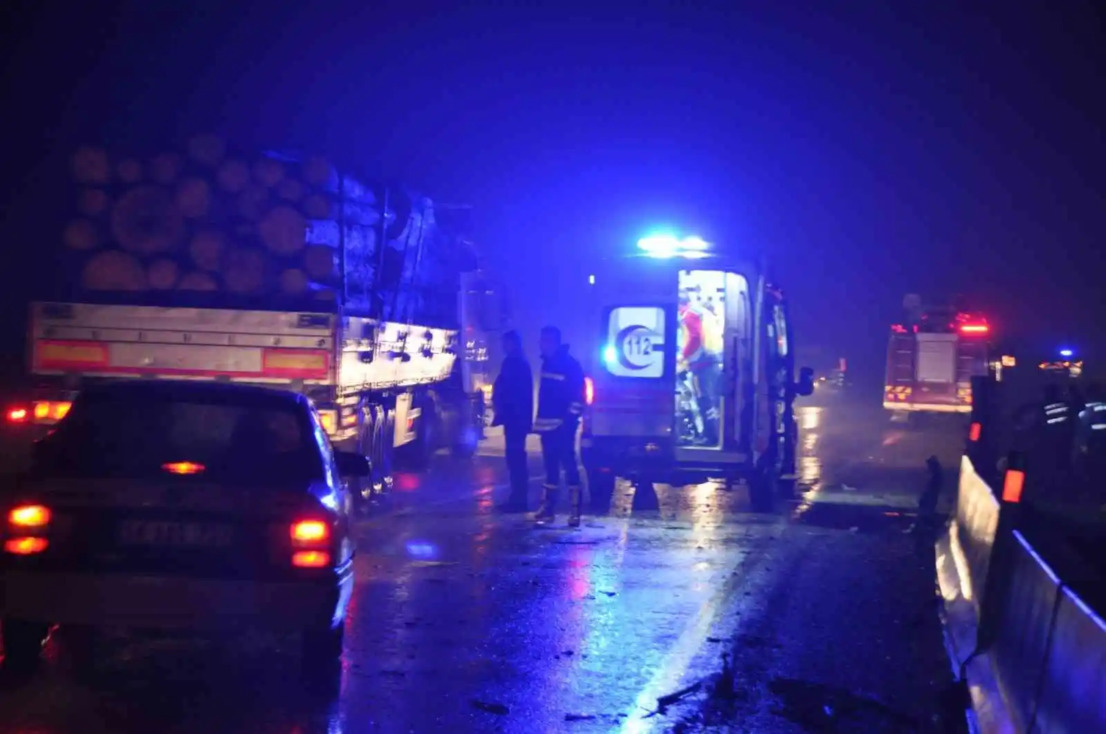 Tır ile otomobil kafa kafaya çarpıştı: 2 yaralı
