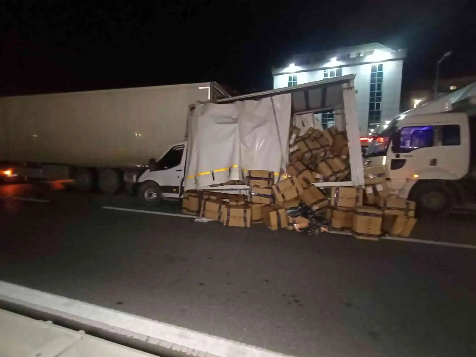 Tıra arkadan çarpan kamyon sürücüsü burnu bile kanamadan kurtuldu