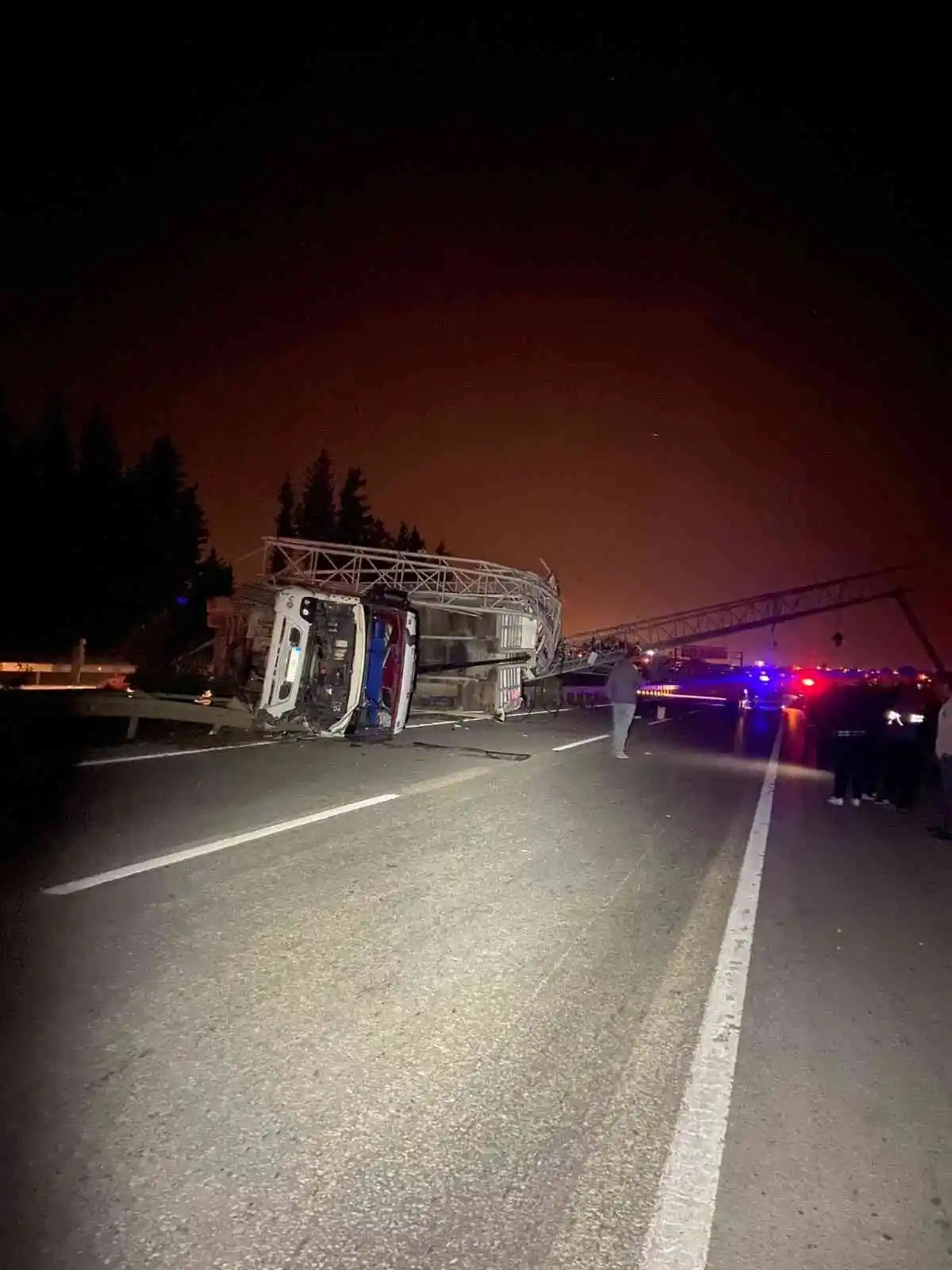 Tırın açılan dorsesi EDS’ye çarptı, ortalık savaş alanına döndü
