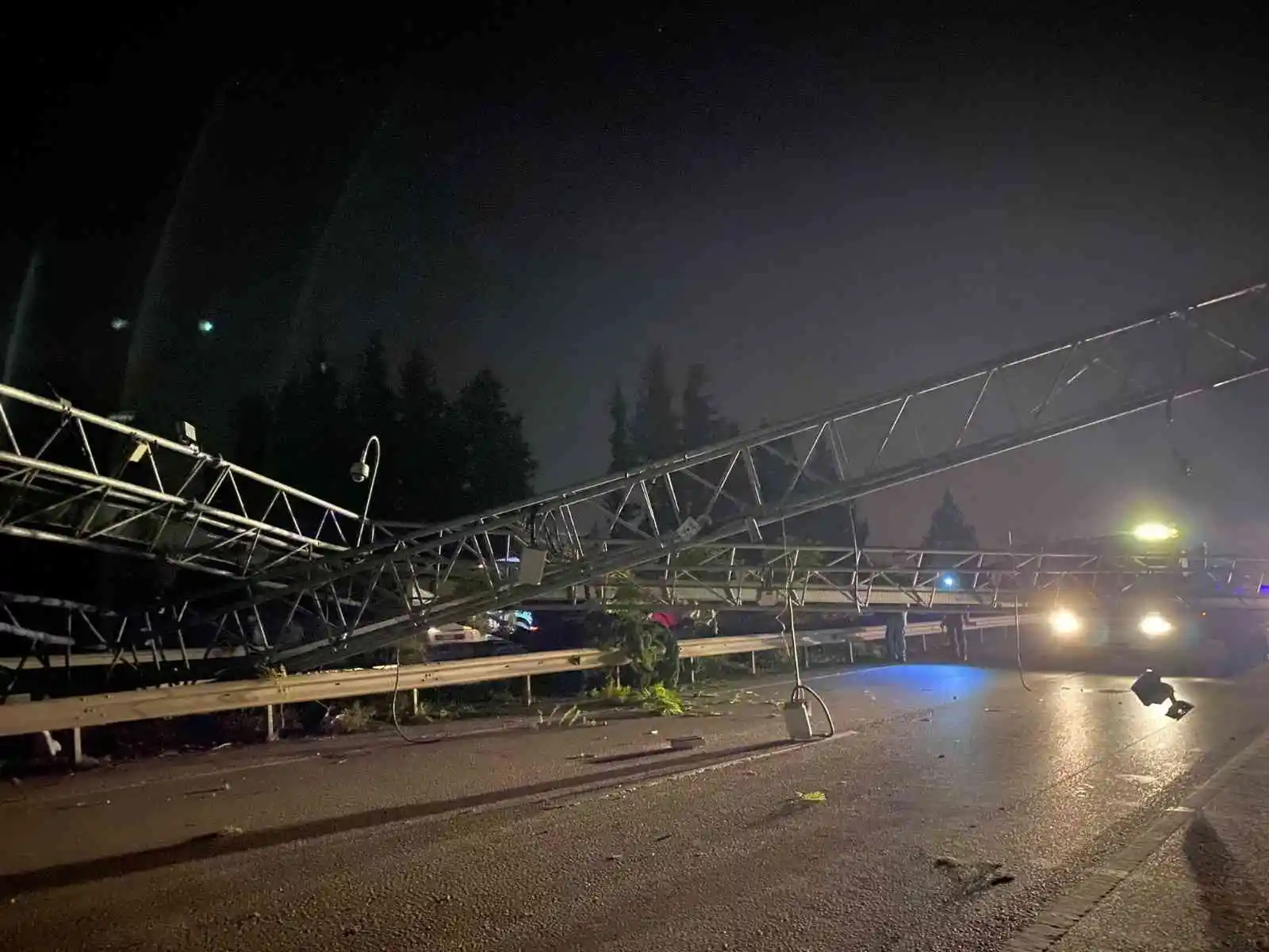 Tırın açılan dorsesi EDS’ye çarptı, ortalık savaş alanına döndü
