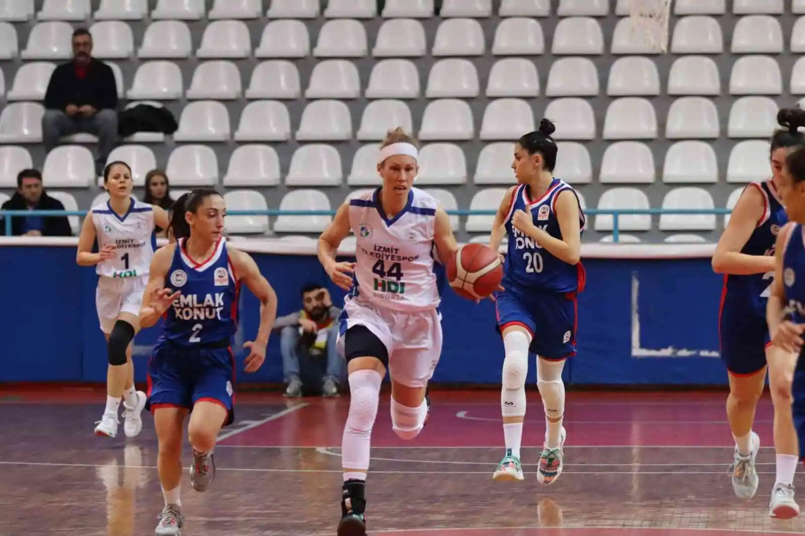 TKBL: İzmit Belediyespor: 93 - Emlak Konut Gelişim: 81