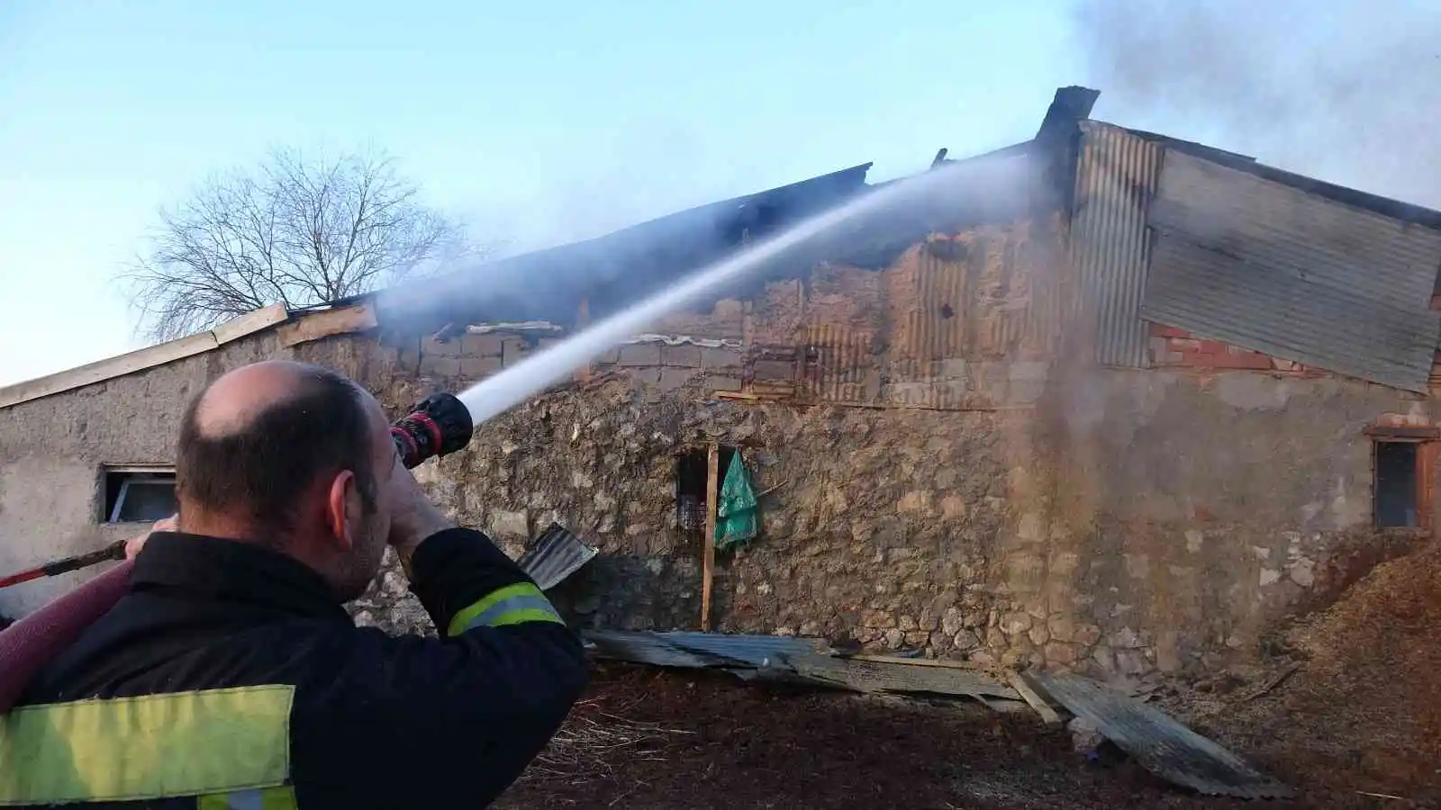 Tokat’ta korkutan yangın, kış günü evsiz kaldılar
