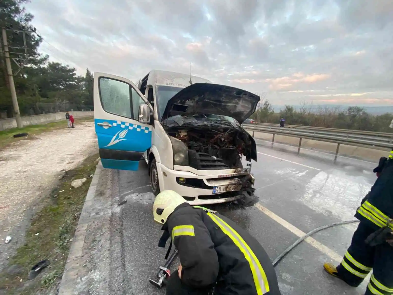 Toplu taşıma aracı alev alev yandı, yolcular son anda tahliye edildi