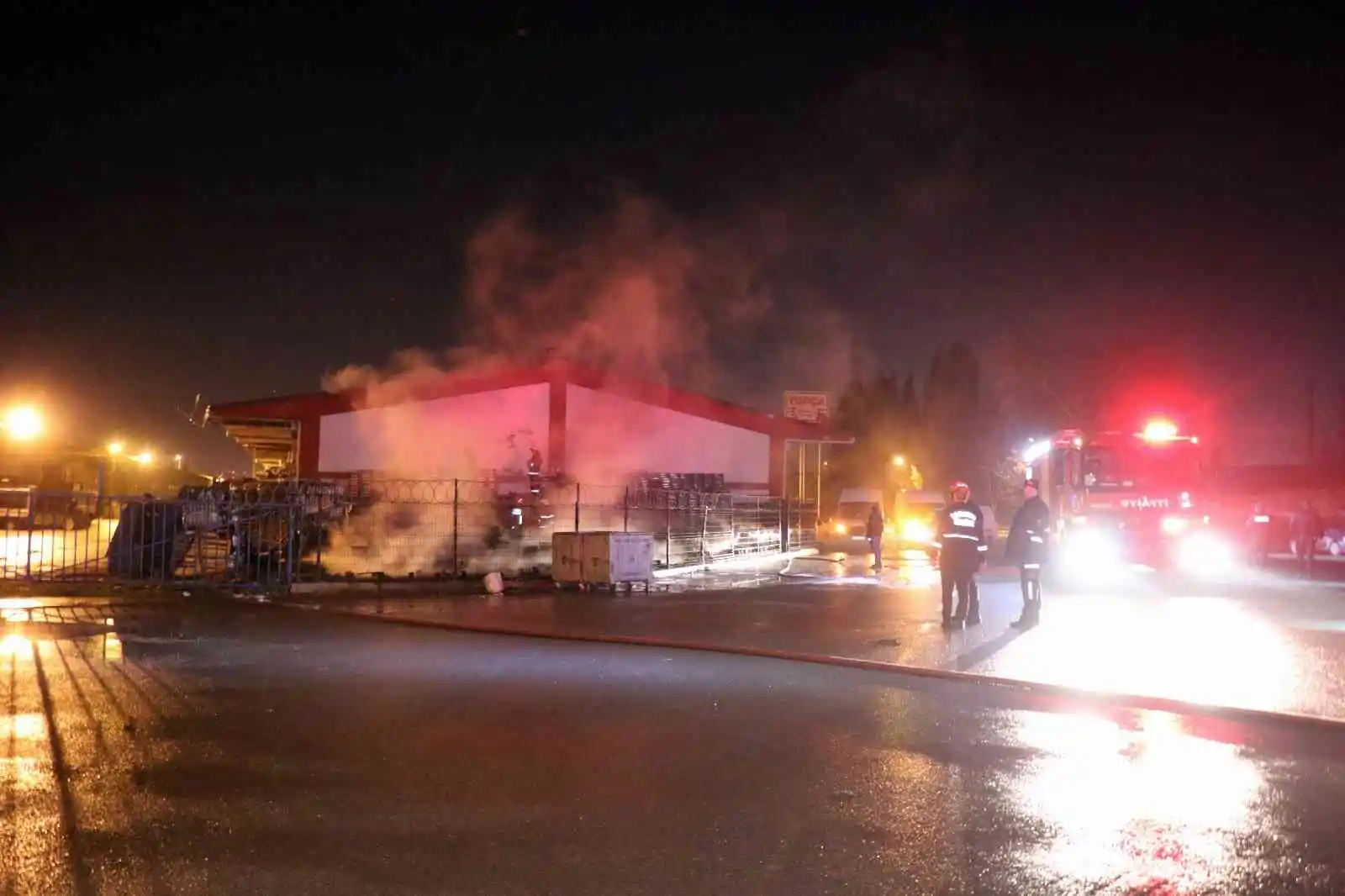 Toptancılar Çarşısı’nda korkutan yangın: Çok sayıda itfaiye sevk edildi
