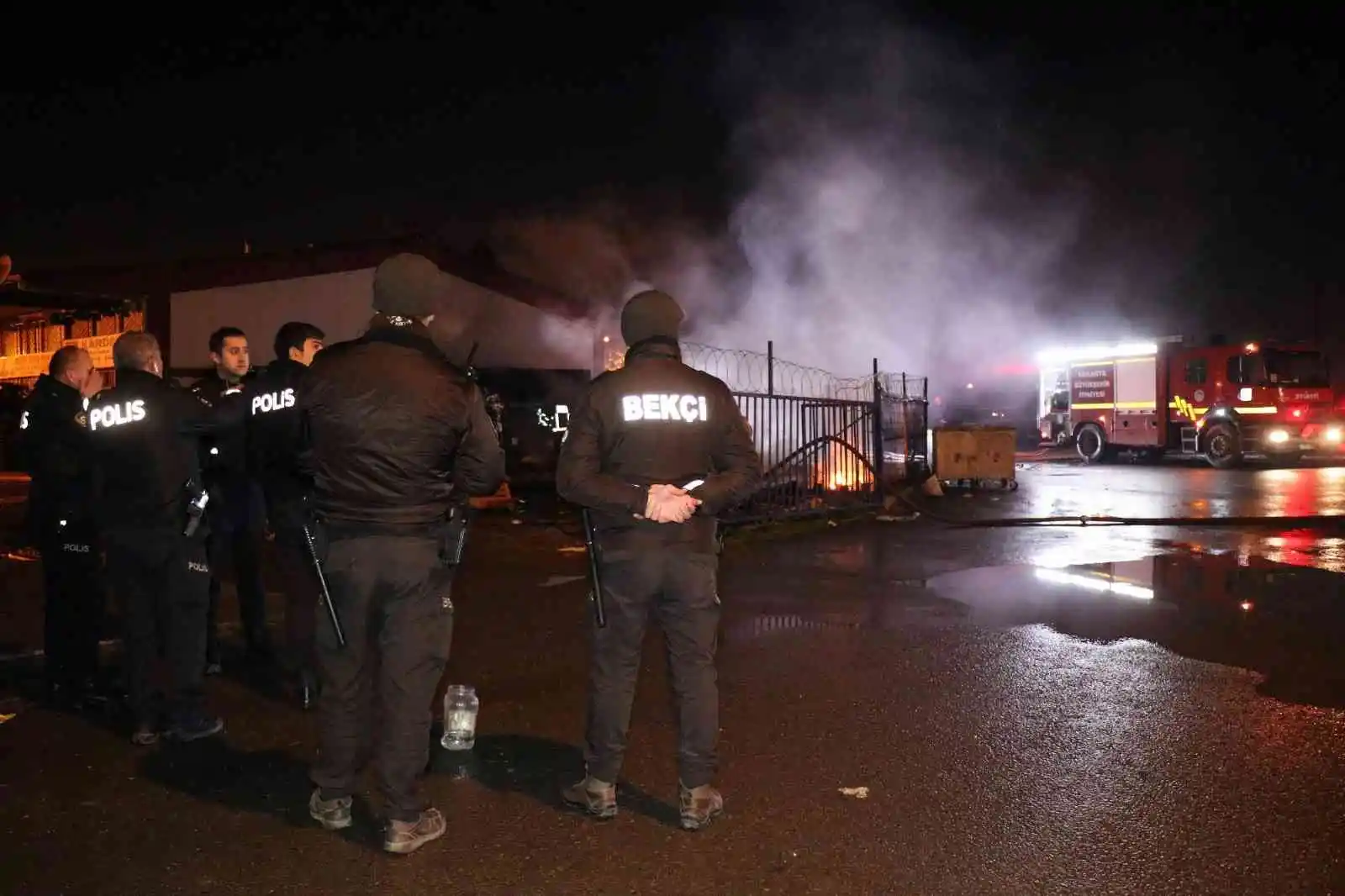 Toptancılar Çarşısı’nda korkutan yangın: Çok sayıda itfaiye sevk edildi