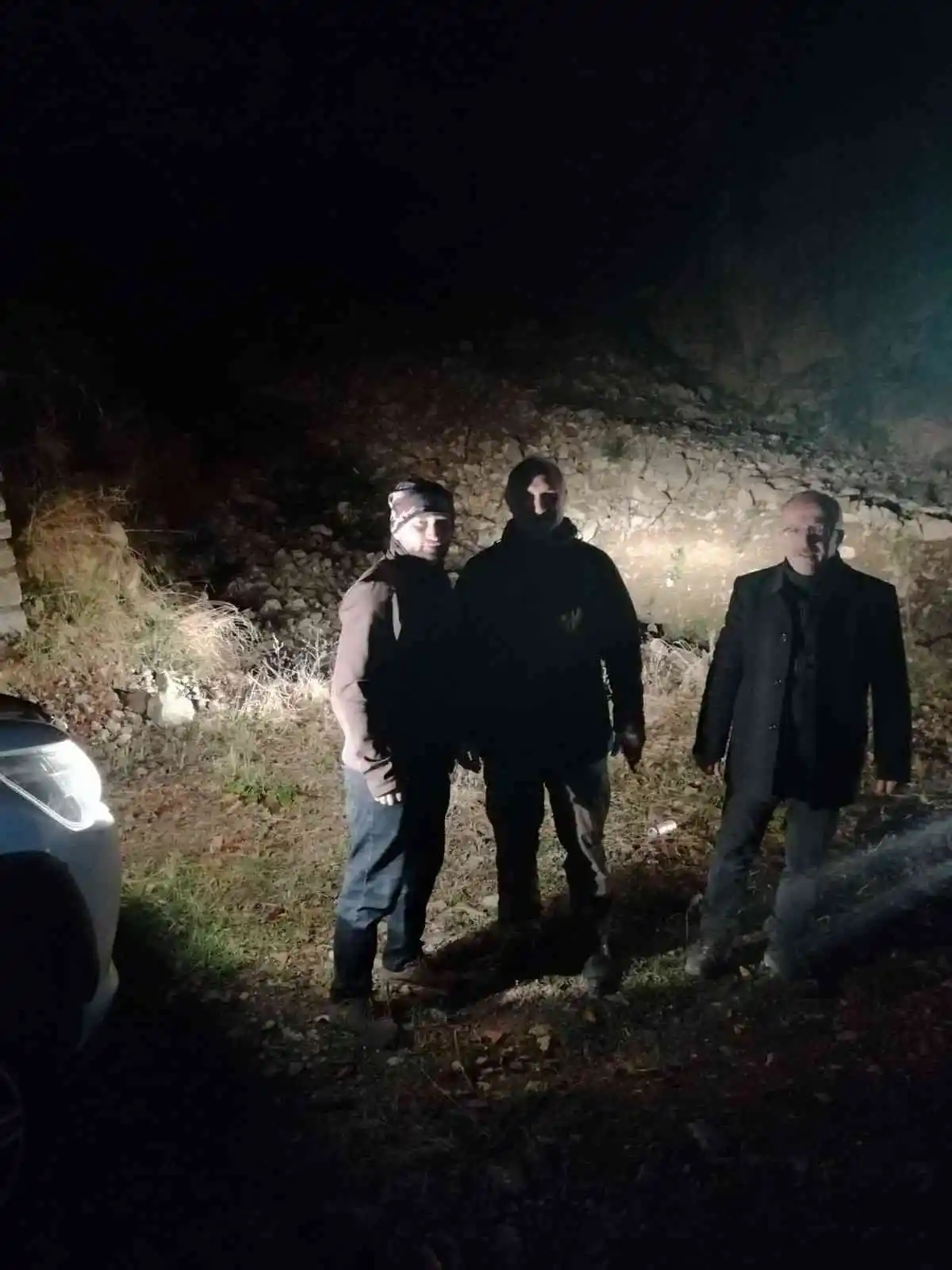 Trabzon’da 5 metre yükseklikten karayoluna düşen karaca yaralandı