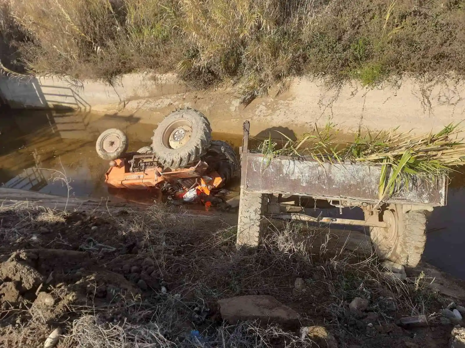 Traktör kanala uçtu, sürücüsü hayatını kaybetti