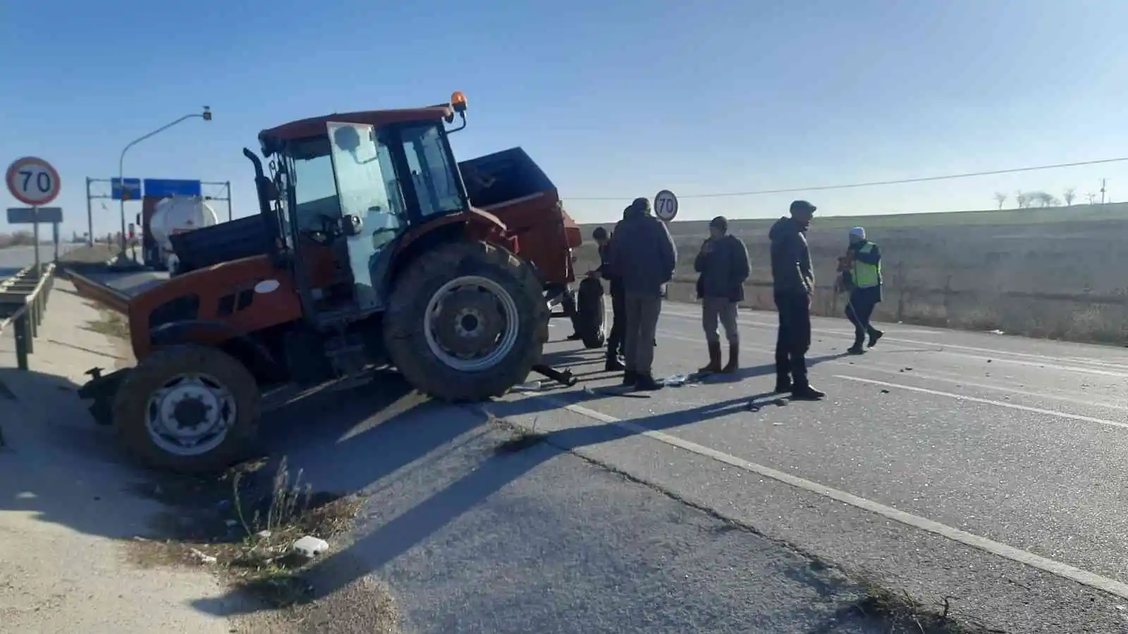Traktörle otomobil çarpıştı, 3 kişi yaralandı