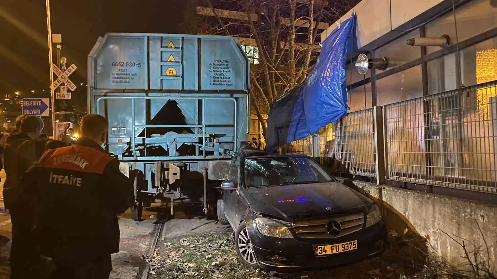 Trenin çarptığı otomobil hurdaya döndü, anne ile oğlu kazadan burnu bile kanamadan kurtuldu