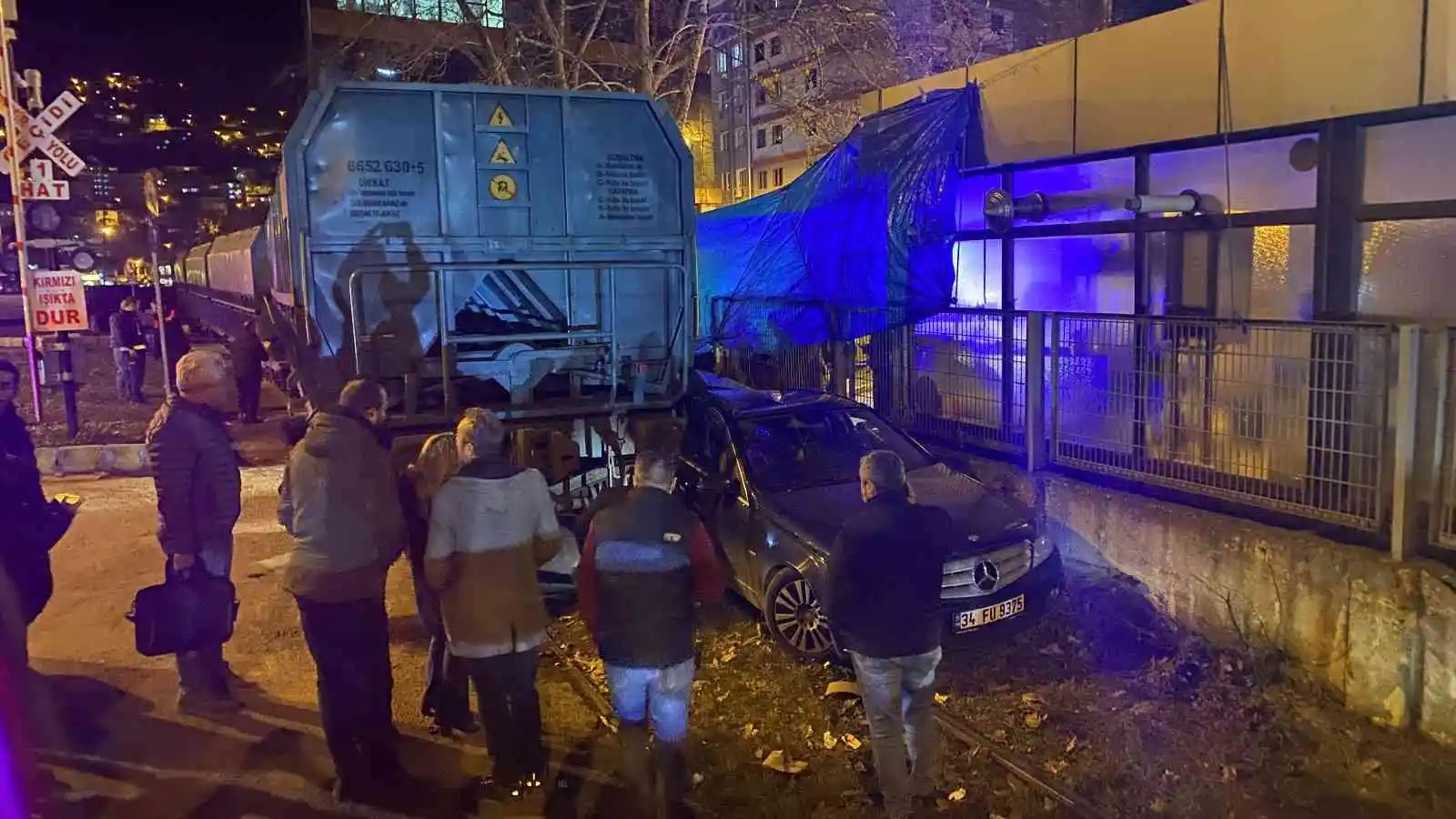 Trenin çarptığı otomobil hurdaya döndü, anne ile oğlu kazadan burnu bile kanamadan kurtuldu