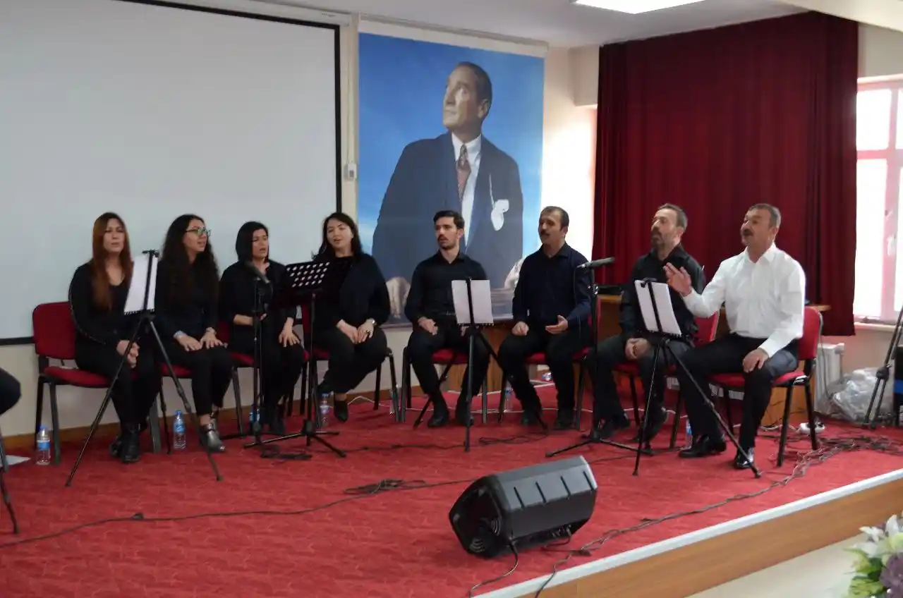 Tunceli’de esnaf, memur ve çiftçilerin sahne aldığı konser büyük beğeni topladı