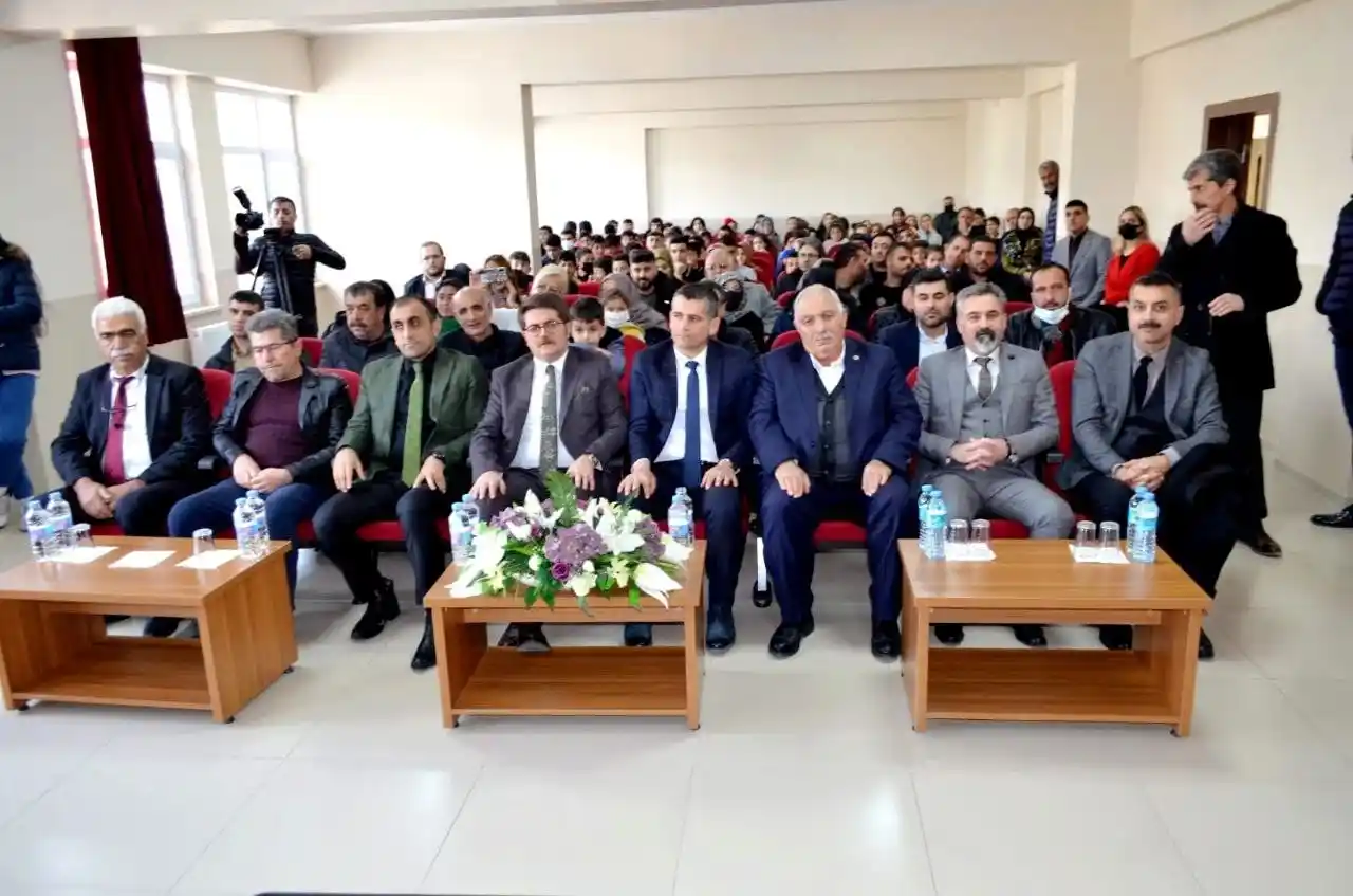 Tunceli’de esnaf, memur ve çiftçilerin sahne aldığı konser büyük beğeni topladı