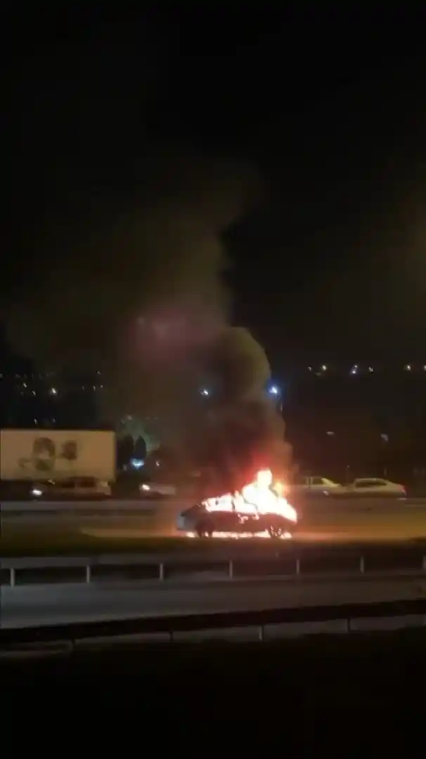 Tuzla TEM'de otomobil alev alev yandı
