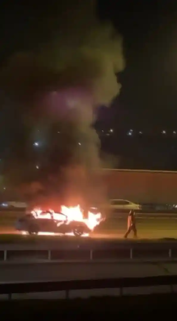 Tuzla TEM’de otomobil alev alev yandı