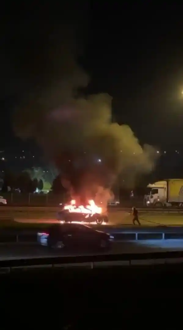 Tuzla TEM’de otomobil alev alev yandı