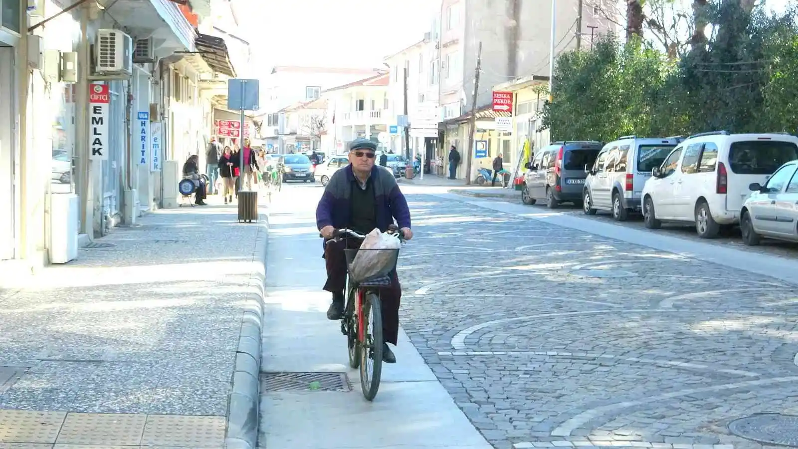 Ula'da 7'den 70'e vatandaşlar bisiklet kullanıyor
