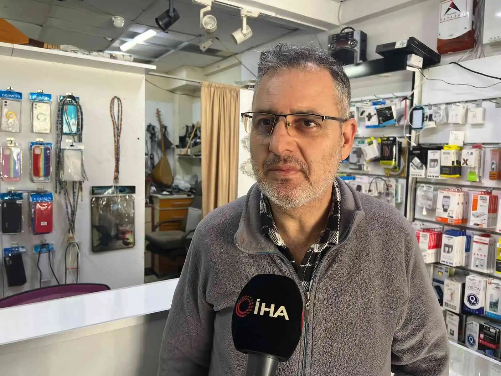 Ümraniye'de çocuk hırsızın telefon çaldığı anlar kameraya yansıdı