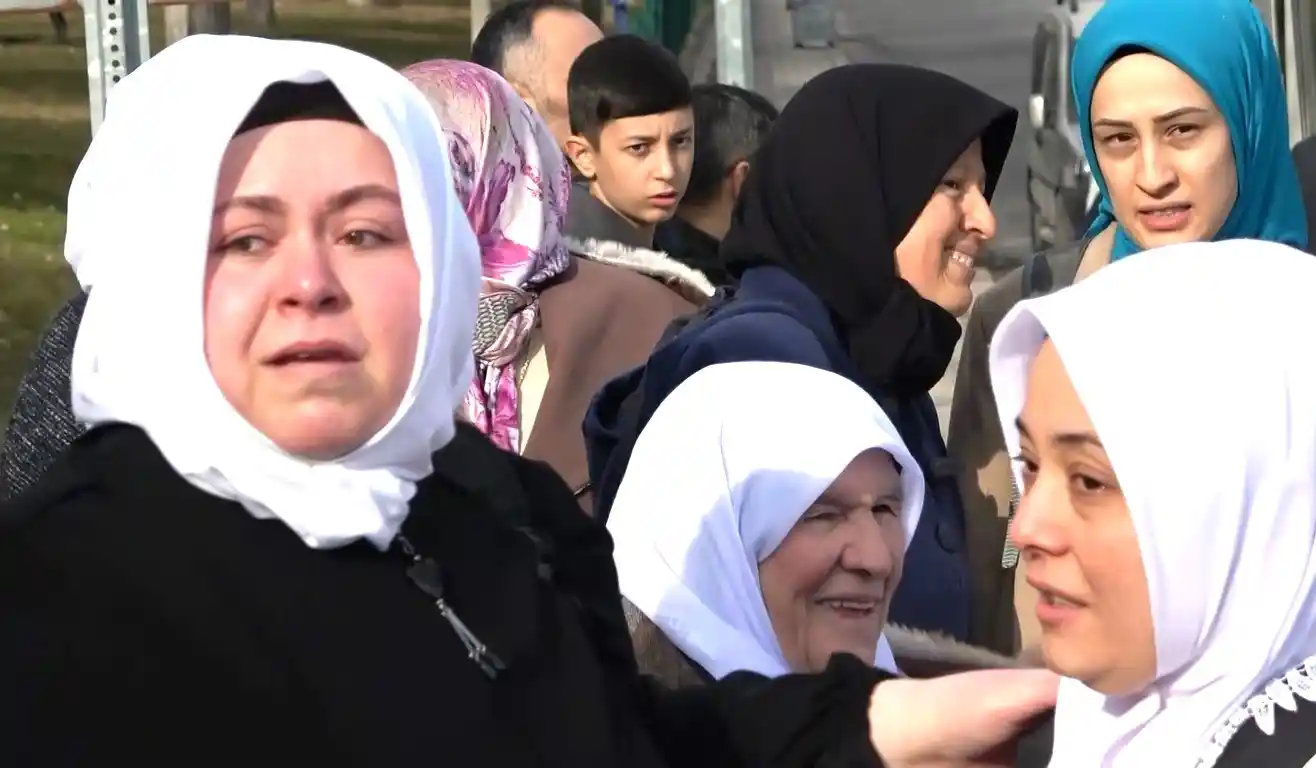 Umre yolcuları dua ve göz yaşlarıyla uğurlandı