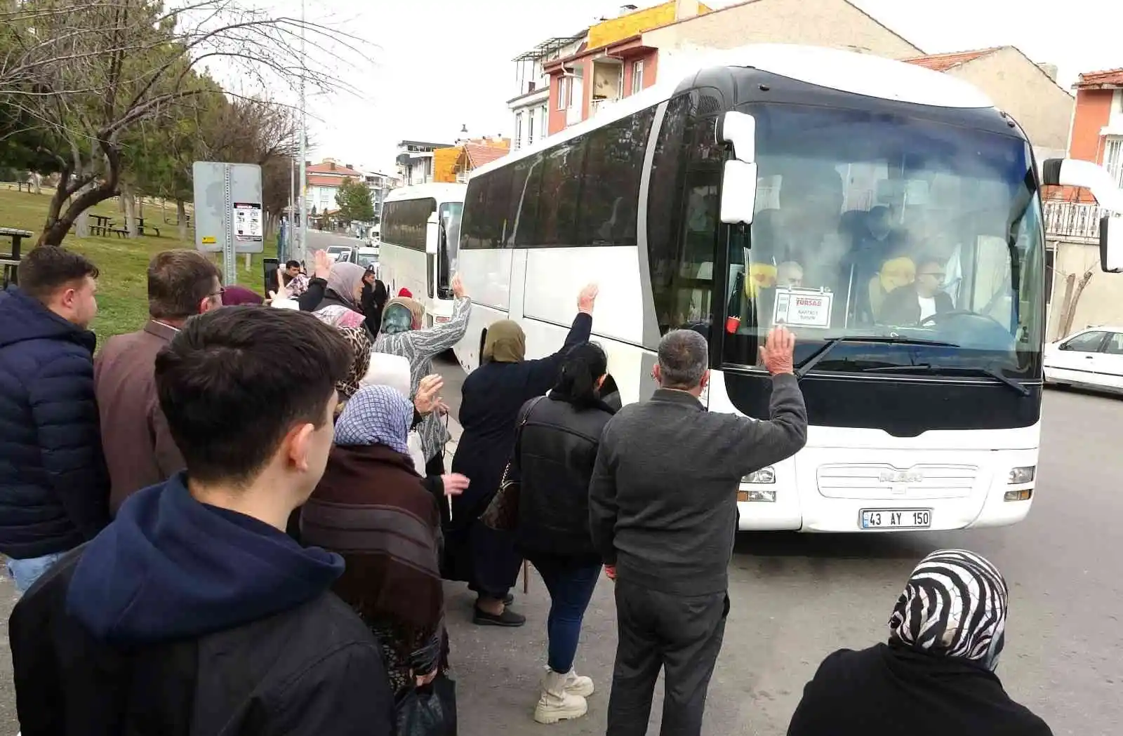 Umre yolcuları dua ve göz yaşlarıyla uğurlandı
