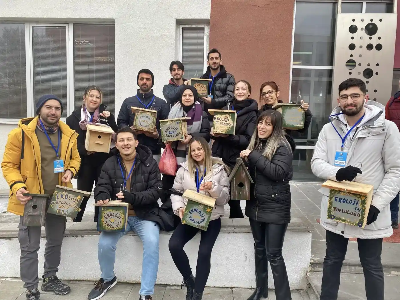 Üniversite öğrencileri kampüsü kuş evleriyle donattı