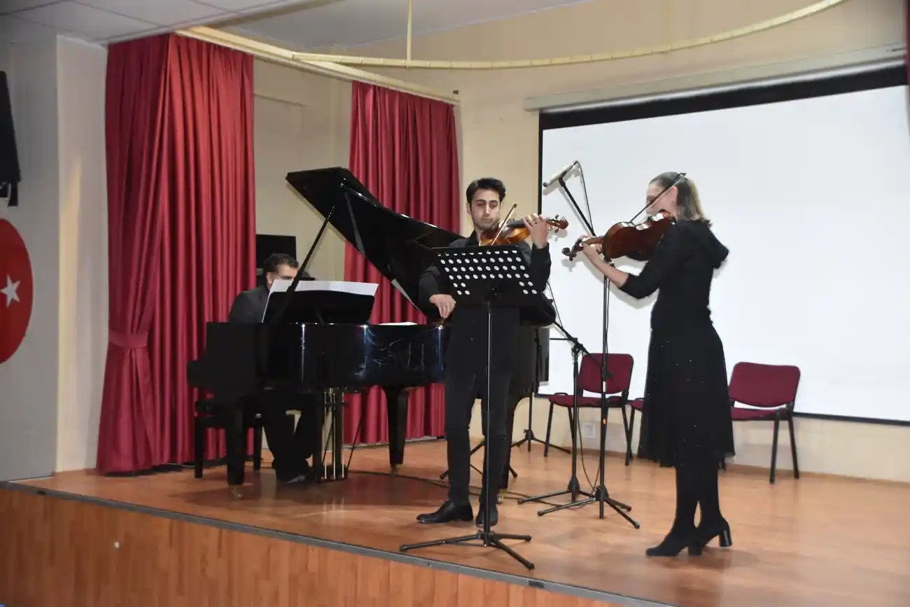 Üniversite öğrencilerinden müzik dinletisi
