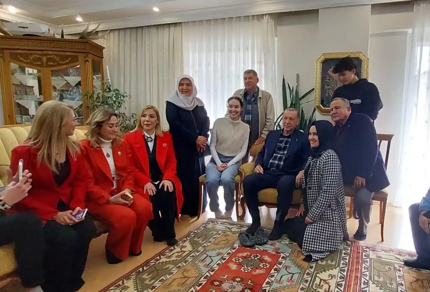 Üniversite öğrencisi Ayşegül'ün davetine icabet eden Erdoğan, Soğancı Ailesi'nin konuğu oldu