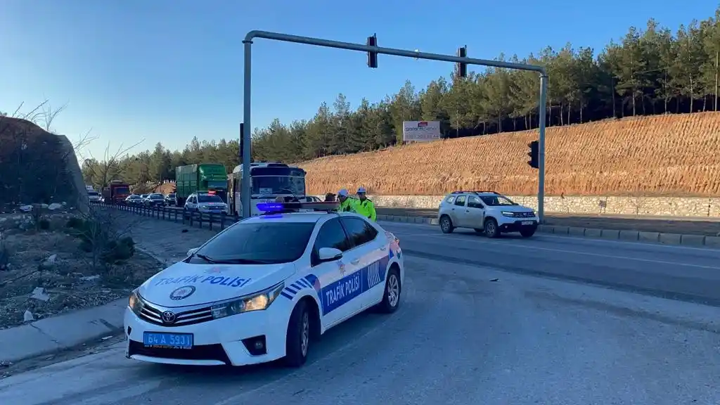 Uşak'ta işçi servisi kamyona çarptı: 5 yaralı