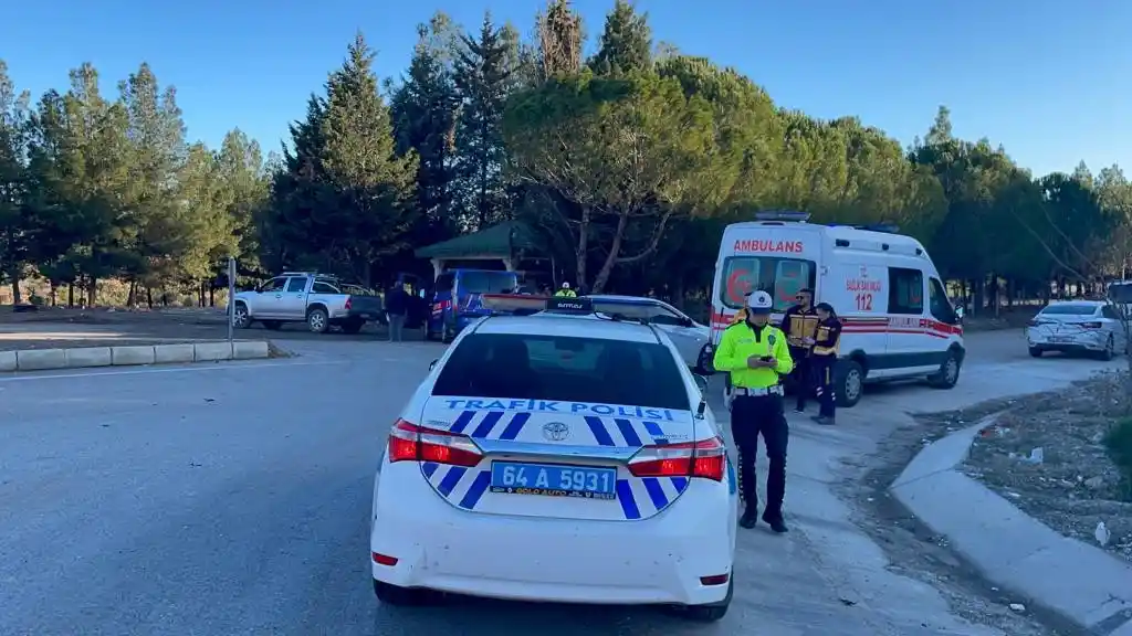 Uşak’ta işçi servisi kamyona çarptı: 5 yaralı