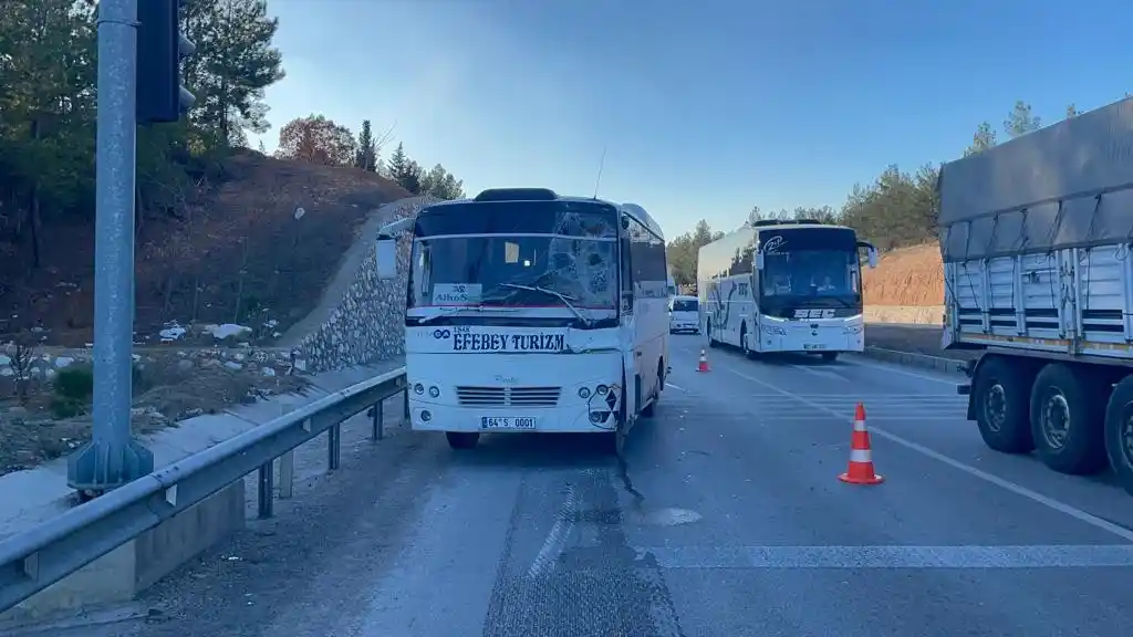 Uşak’ta işçi servisi kamyona çarptı: 5 yaralı