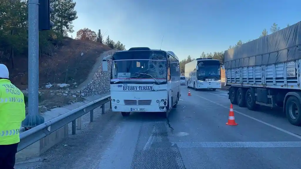 Uşak’ta işçi servisi kamyona çarptı: 5 yaralı