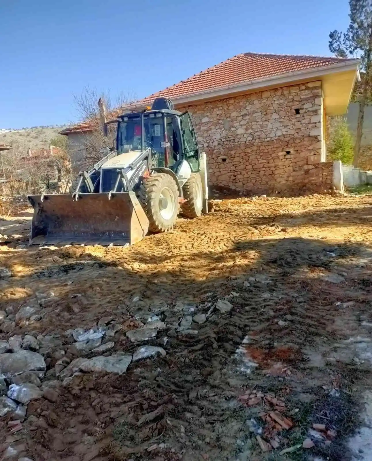 Uşak’ta tehlikeli metruk binalar yıkıldı