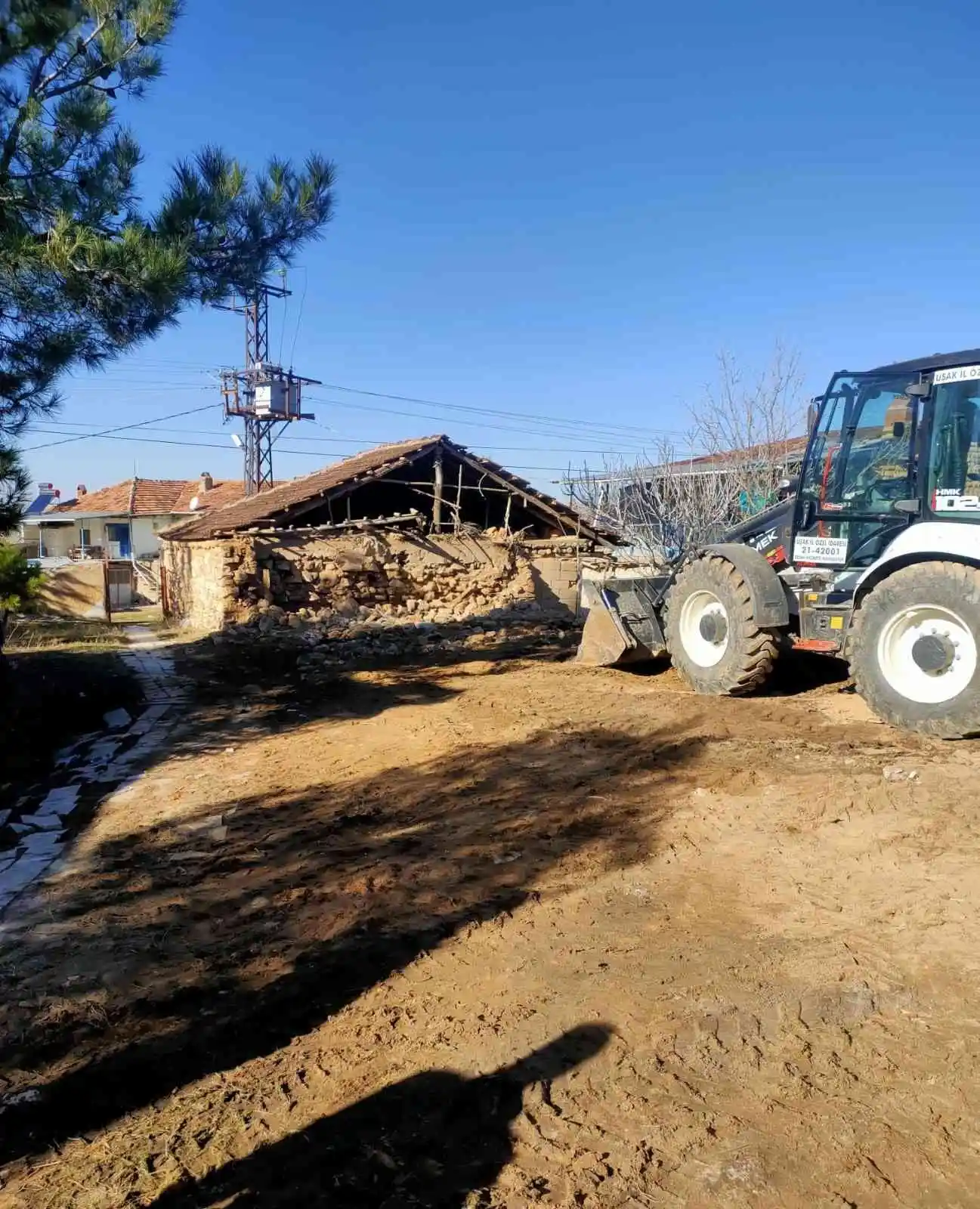 Uşak’ta tehlikeli metruk binalar yıkıldı