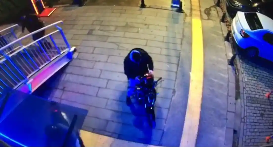 Üst geçit asansörüne motosikletle çarpıp kaçtılar