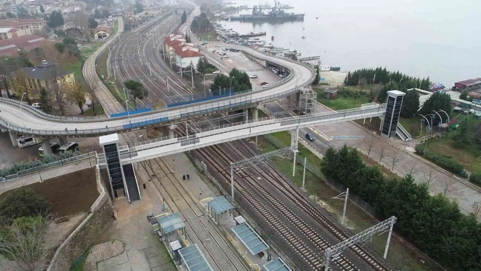 Üst geçit asansörüne motosikletle çarpıp kaçtılar