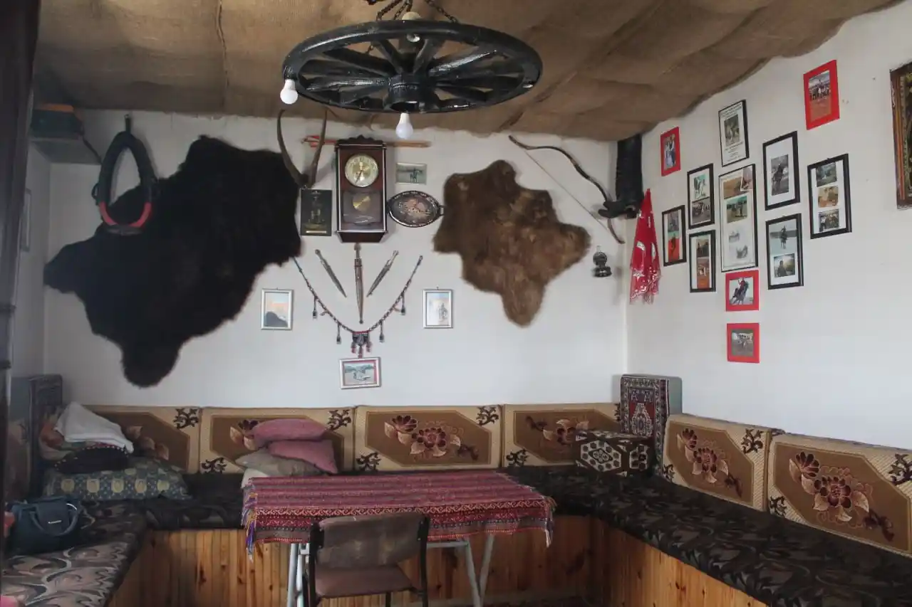 Usta ciritçi eski at koşum takımlarına ve ata yadigarı antika eşyalara gözü gibi bakıyor