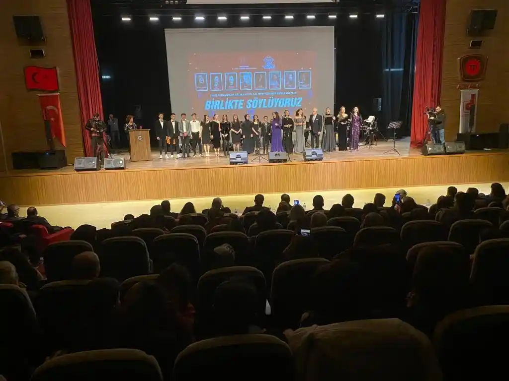 Usta sanatçılar ve öğrenciler sahnede düet yaptı