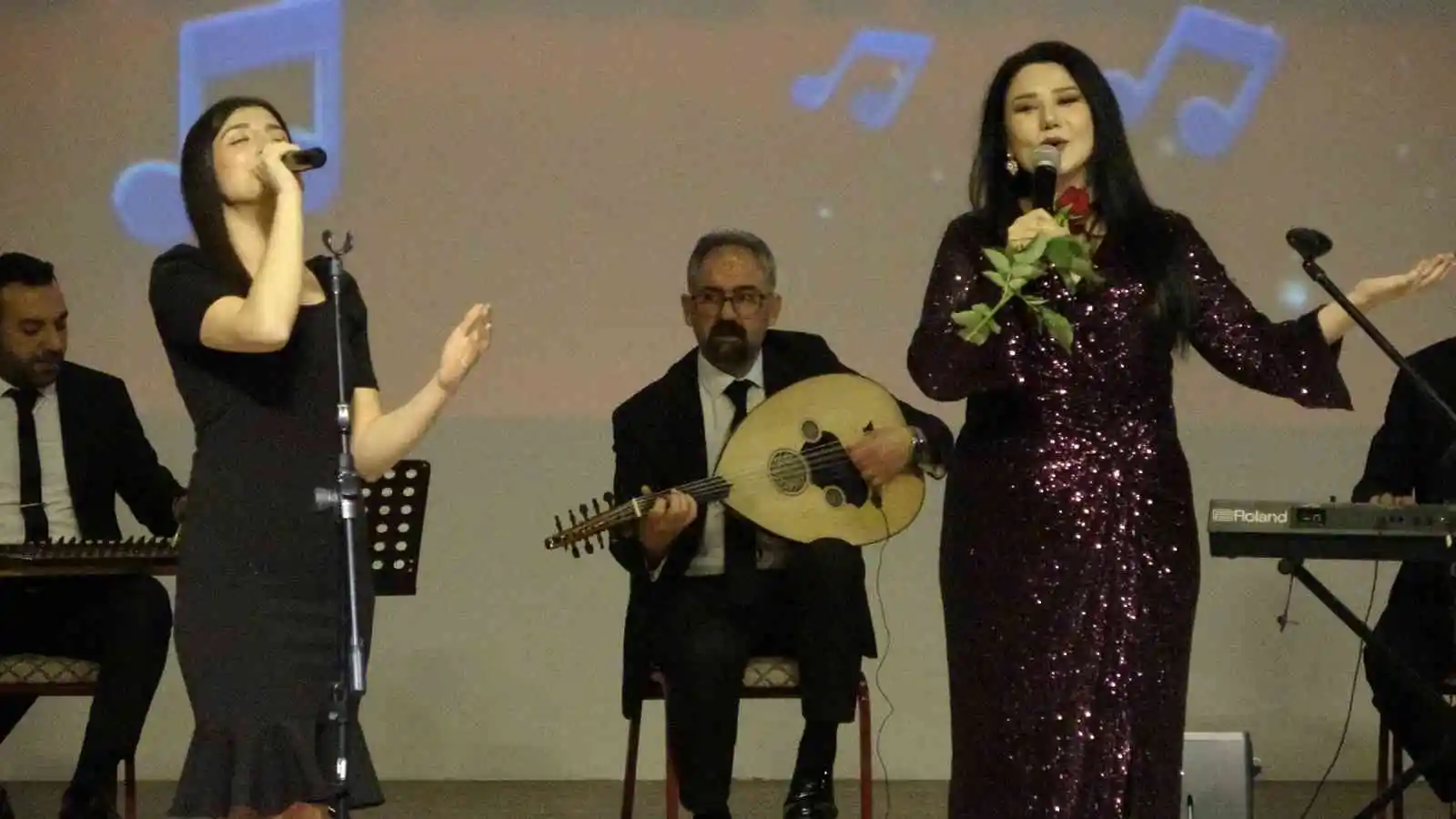 Usta sanatçılar ve öğrenciler sahnede düet yaptı
