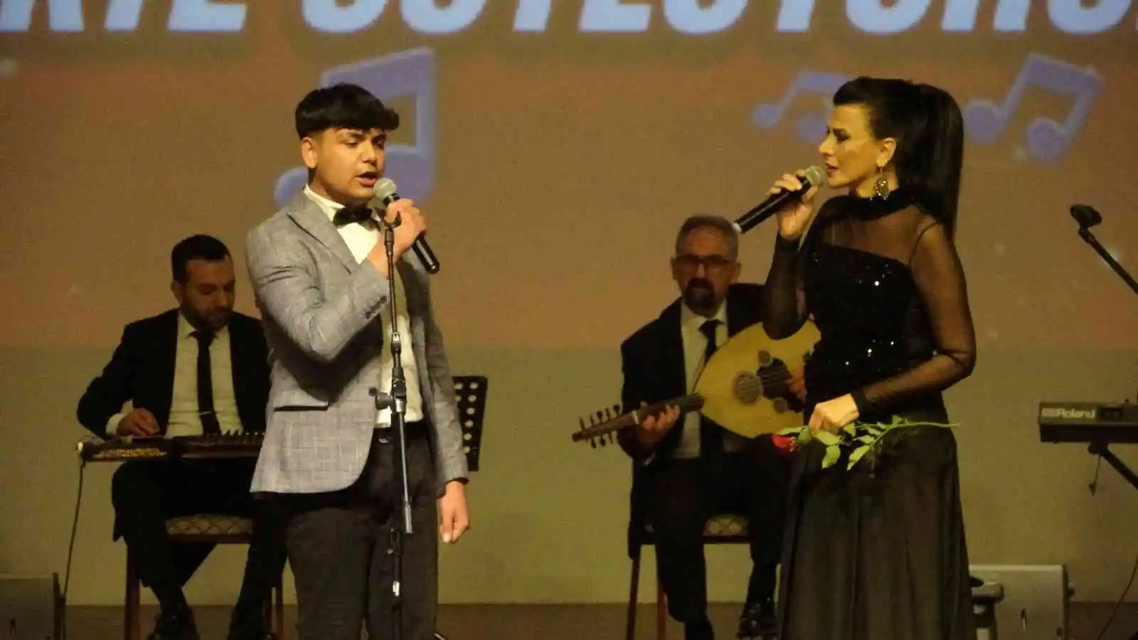 Usta sanatçılar ve öğrenciler sahnede düet yaptı