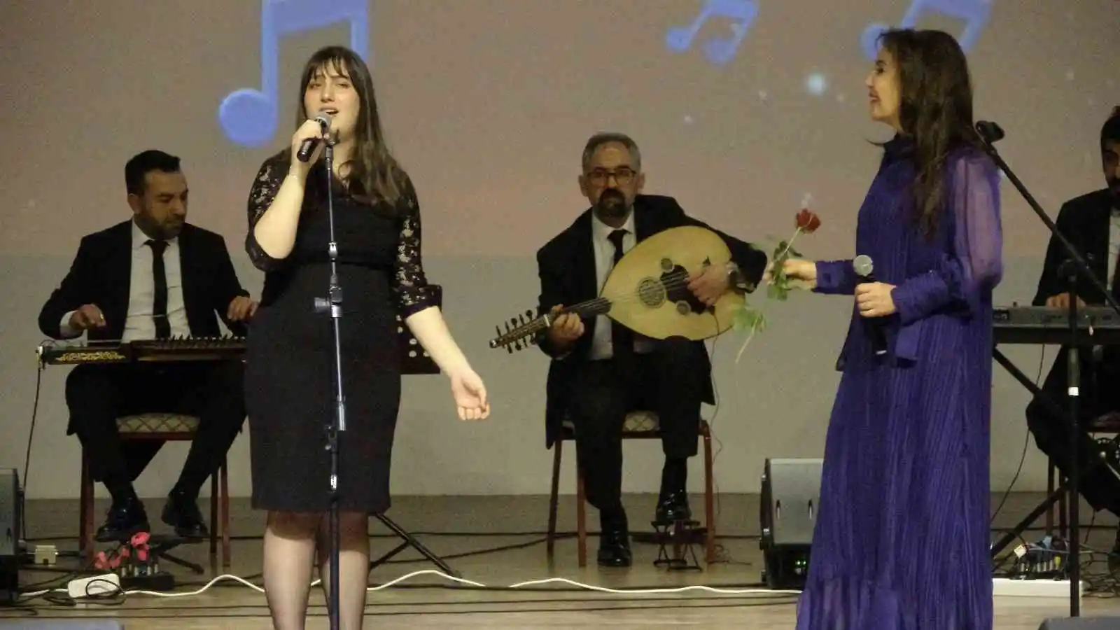 Usta sanatçılar ve öğrenciler sahnede düet yaptı