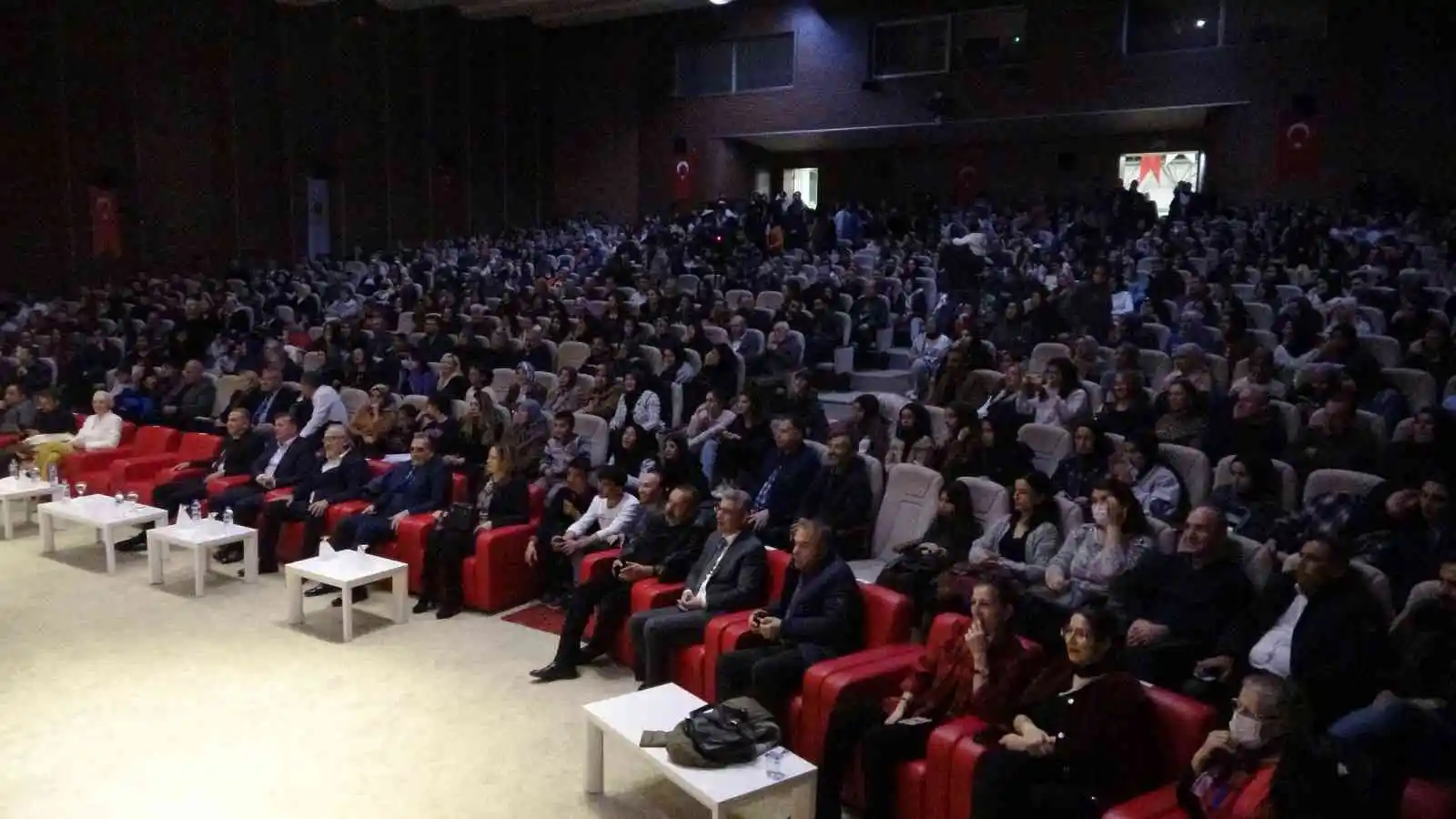 Usta sanatçılar ve öğrenciler sahnede düet yaptı