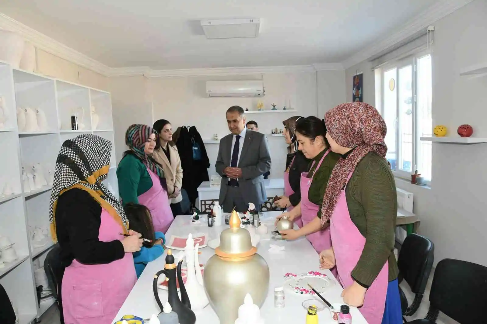 Vali Çuhadar, el emeği göz nuru ürünleri inceledi