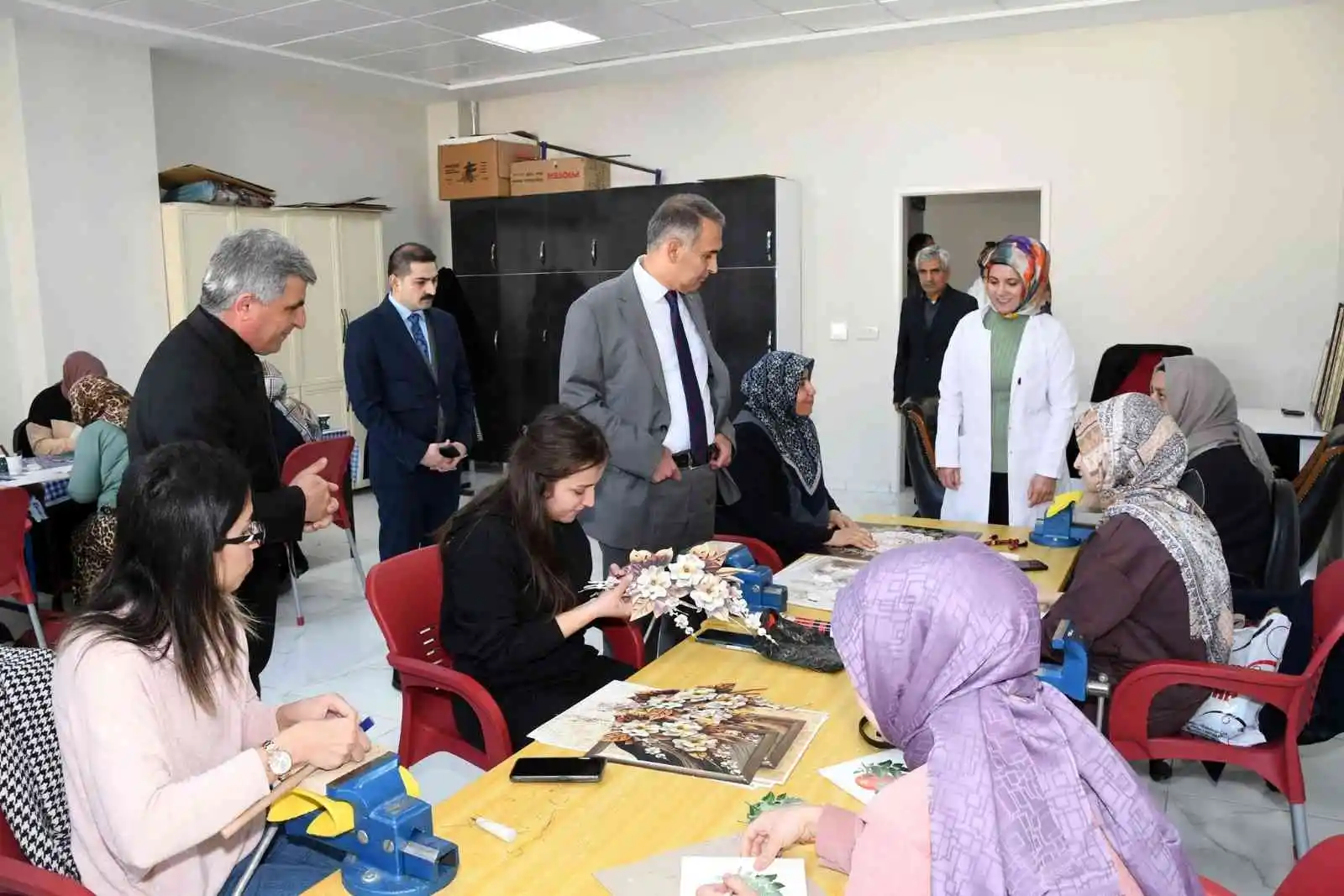 Vali Çuhadar, halk eğitim merkezinde incelemelerde bulundu
