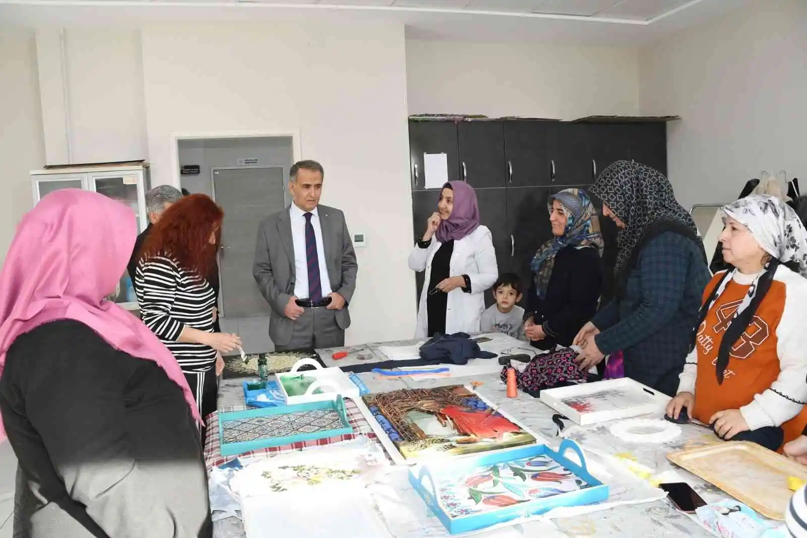 Vali Çuhadar, halk eğitim merkezinde incelemelerde bulundu