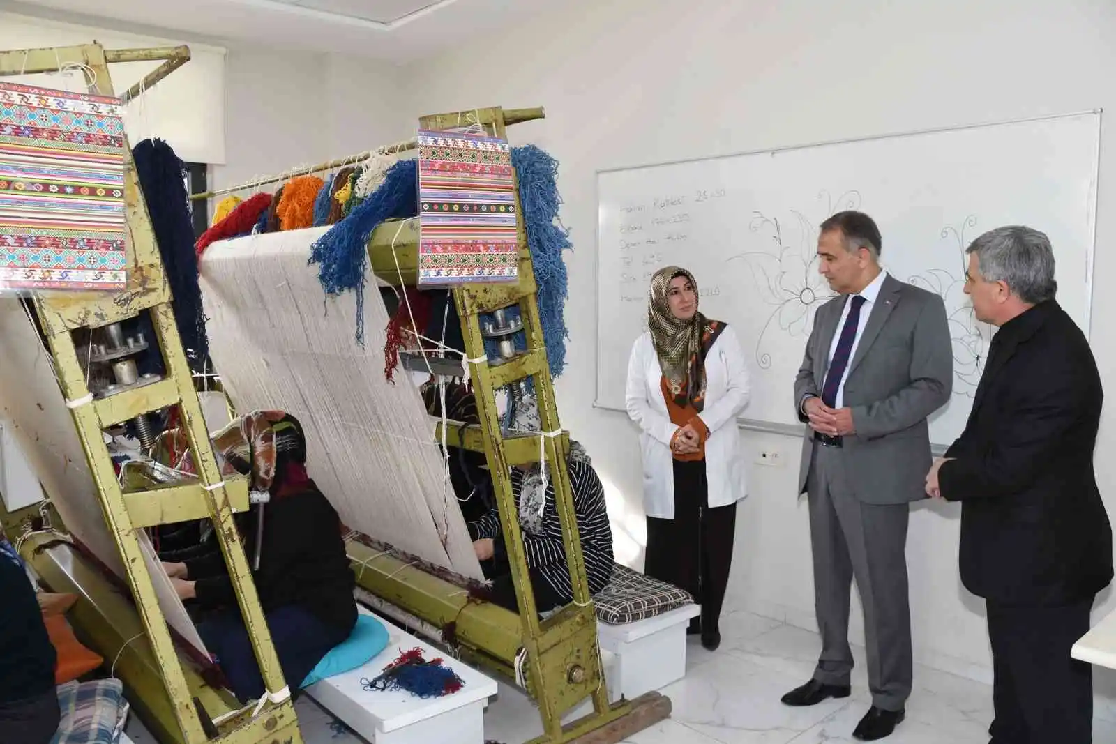 Vali Çuhadar, halk eğitim merkezinde incelemelerde bulundu