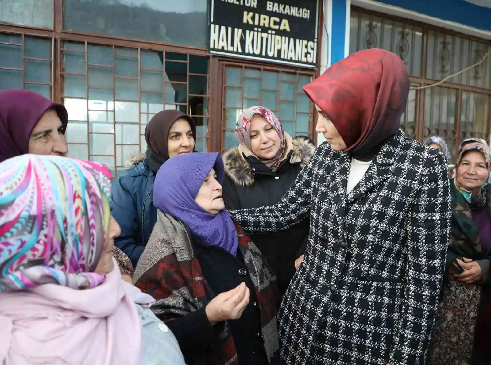 Vali Yiğitbaşı köylü kadınlarla bir araya geldi
