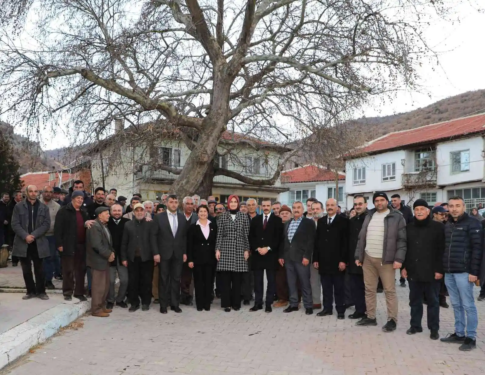 Vali Yiğitbaşı köylü kadınlarla bir araya geldi