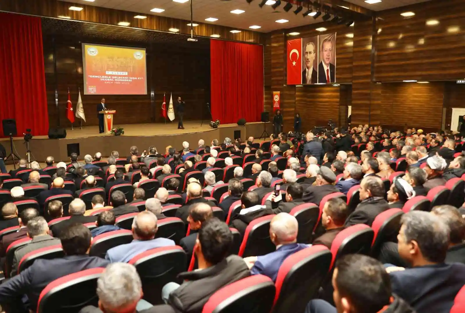 Van’da ’1. Ulusal Gençlerle Gençliği İnşa Et Kongresi’ başladı